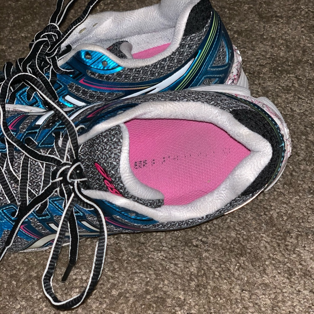 ASICS - Picture 2 of 3